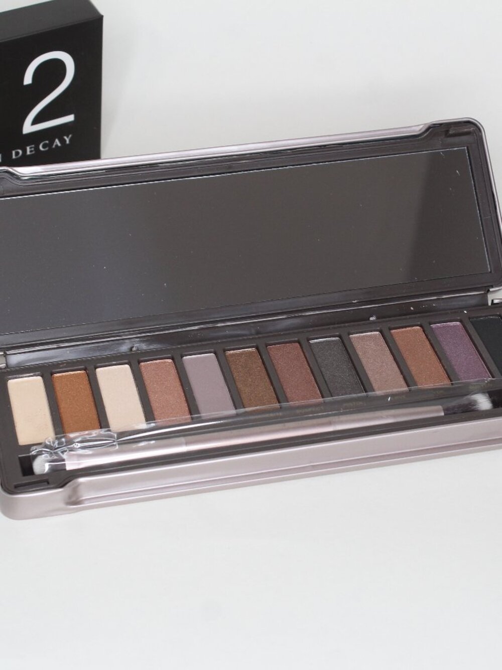 Discontinued Urban Decay Naked 2 Eyeshadow Full Palette New - Picture 2 of 5